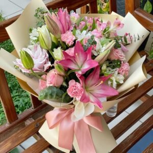 Ramo de flores rosadas con lirios y rosas en tonos pastel