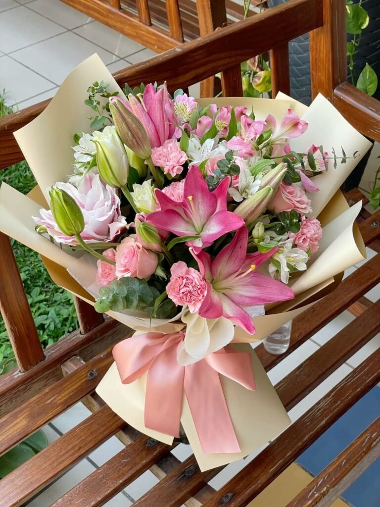 Ramo de flores rosadas con lirios y rosas en tonos pastel