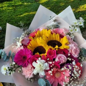 Ramo de girasoles con gerberas, rosas y flores rosadas