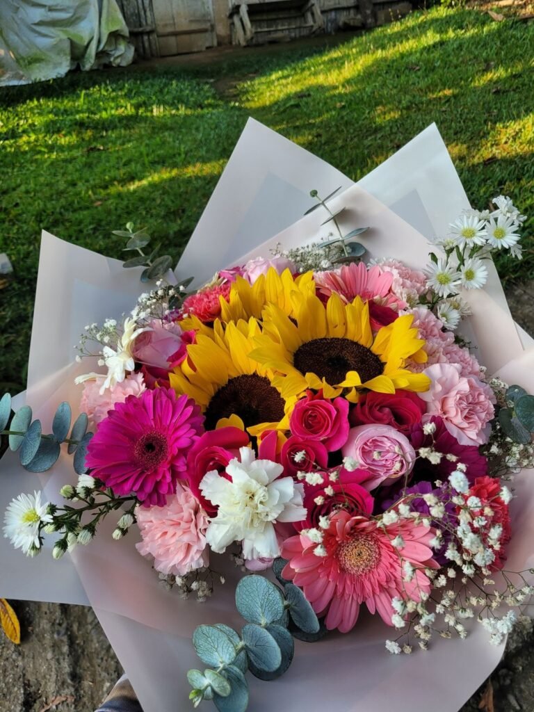 Ramo de girasoles con gerberas, rosas y flores rosadas