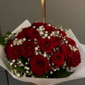 Ramo de rosas rojas con flores blancas de baby’s breath