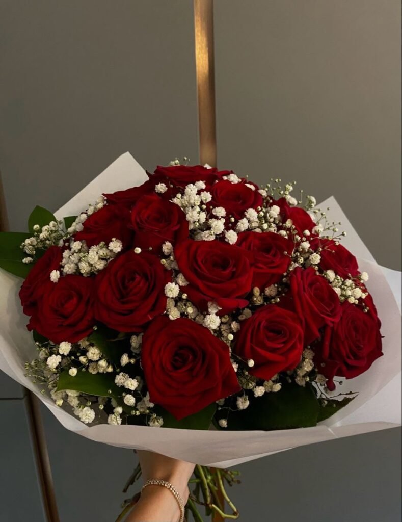 Ramo de rosas rojas con flores blancas de baby’s breath