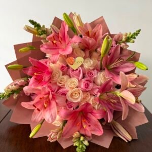 Ramo de lirios rosados con rosas en tonos pastel