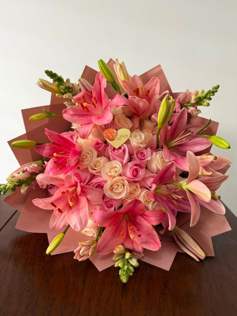 Ramo de lirios rosados con rosas en tonos pastel