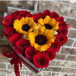 Ramo de rosas rojas con girasoles amarillos