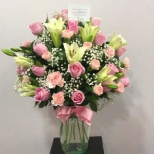 Arreglo Romántico de Rosas Rosadas y Lirios
