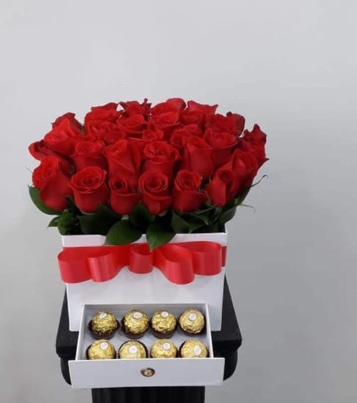 Caja de Rosas Rojas con Chocolates Ferrero